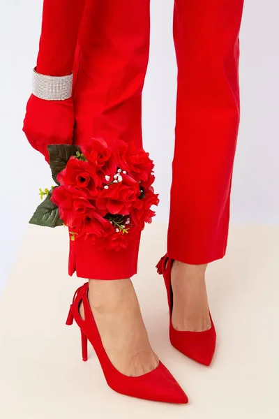 Mode Méconnaissable Lady Jambes Pantalon Rouge Chaussures Décor Fleurs Style — Photo