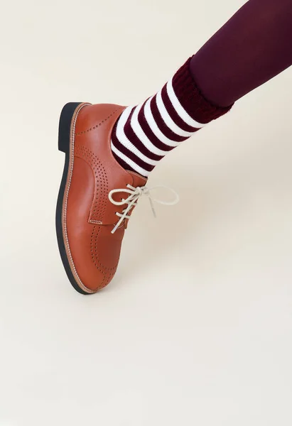 Unrecognizable Legs Wearing Retro Vintage Classic Brown Shoes Stripped Socks — Stock Photo, Image