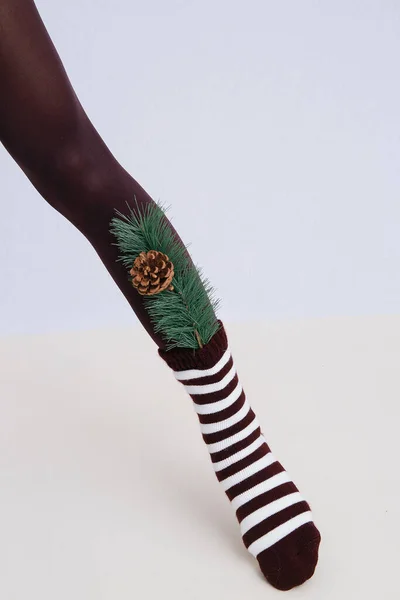 Невпізнавані Модельні Ноги Носять Коричневі Смугасті Шкарпетки Легінси Святкові Зимові — стокове фото
