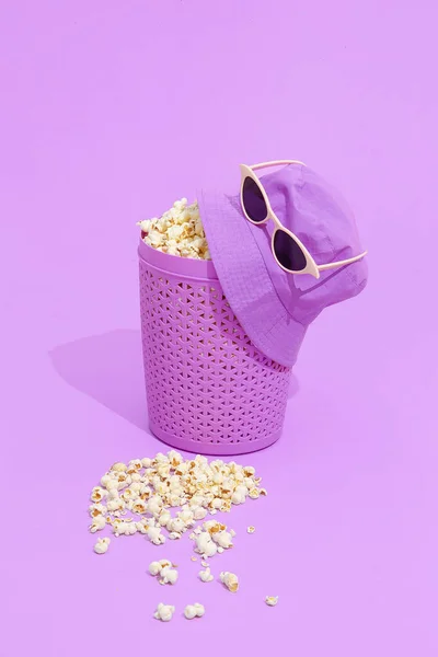 Мінімальний Монохромний Фіолетовий Попкорн Капелюх Сонцезахисними Окулярами Дизайн Натюрморту Концепція — стокове фото