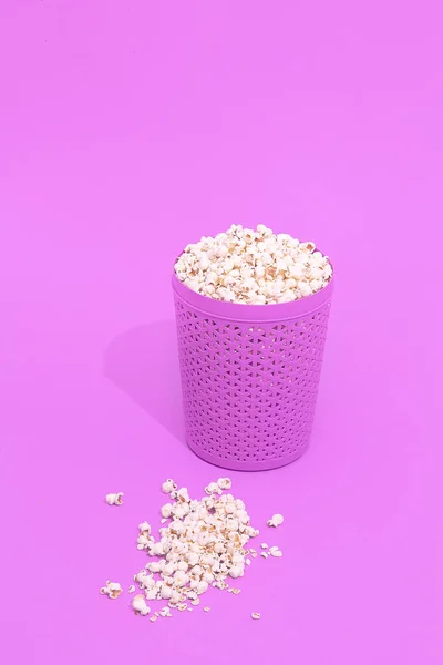 Мінімальний Монохромний Фіолетовий Попкорн Дизайн Натюрморту Концепція Домашнього Кіно — стокове фото