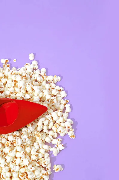 Minimaler Popcorn Hintergrund Und Modische Damenschuhe Stilleben Vertikale Gestaltung Ernährung — Stockfoto