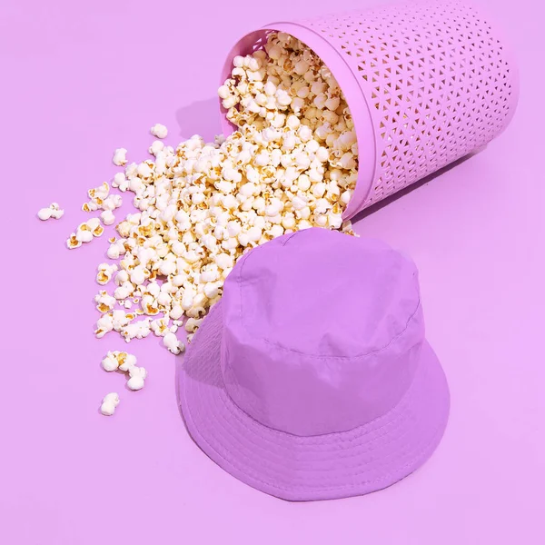 Minimal Monokrom Lila Popcorn Hink Och Hatt Fortfarande Livsdesign Mode — Stockfoto