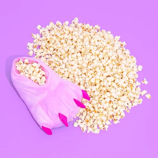 Minimal Monochrom Lila Popcorn Hintergrund Und Stilvolle Hausschuhe Stilleben Trendiges — Stockfoto