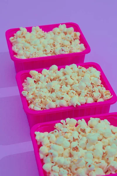 Minimales Popcorn Plastikbox Auf Violettem Hintergrund Isometrie Trendiges Vertikales Design — Stockfoto