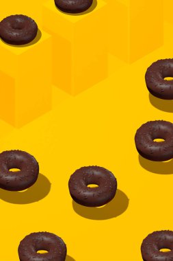 Detaylı olarak minimum gıda geometrisi. İzometri tarzı sarı odada 3 boyutlu çikolatalı çörekler. Restoran, bar, fırın, şekerci, yemek dağıtım sanatı.