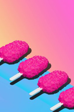 Detaylı olarak minimum gıda geometrisi. 3D canlandırma sahnesi çilekli dondurma şık bir izometri alanında. Restoran, bar, şekerci, yemek dağıtım sanatı.