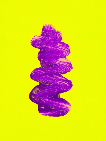紫色のブラシストロークは黄色の背景に分離ペイント ミニマル抽象壁紙 — ストック写真