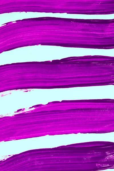Фіолетові Мазки Пензля Ізольовані Синьому Фоні Мінімальні Абстрактні Творчі Шпалери — стокове фото