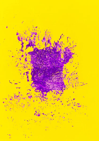 Coups Pinceau Violet Éclaboussure Peinture Isolée Sur Fond Jaune Minimal — Photo