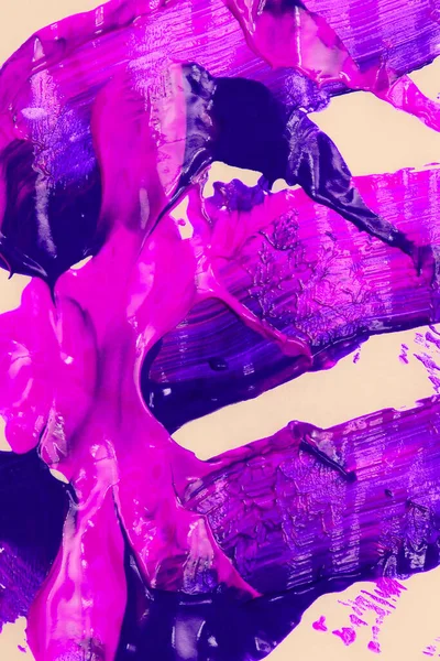 ピンクと紫のブラシストロークは 白いバニラの背景に混乱をペイント ミニマル抽象的なクリエイティブ壁紙 — ストック写真