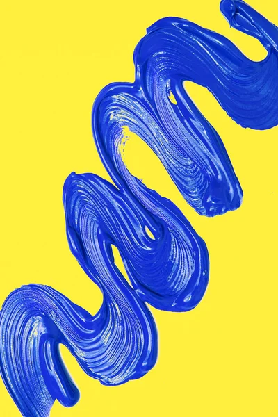 Olas Pincel Azul Pinceladas Pintura Sobre Fondo Aislado Amarillo Fondo —  Fotos de Stock