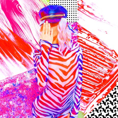 Renkli zebra desenli giysiler içinde kolaj sanatı posterli, androjenik sarışın model. Klüp partisi tarzı