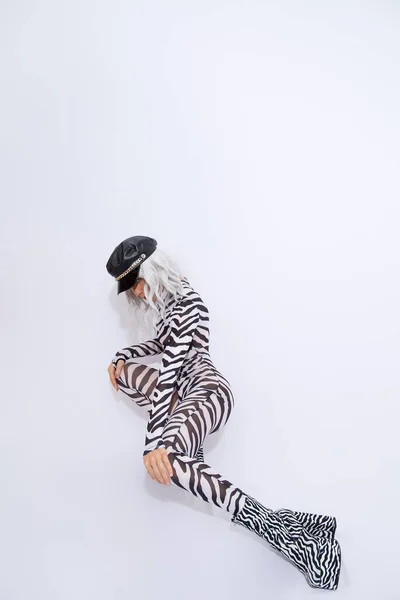 Sensual Modelo Rubio Androgénico Moda Freak Ropa Impresión Cebra Elegante — Foto de Stock