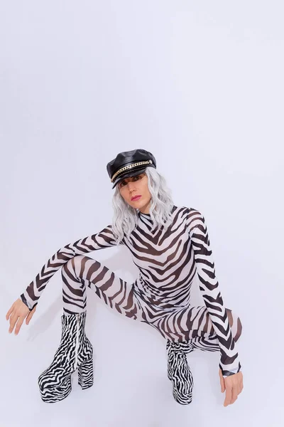 Moda Androgenna Blondynka Model Dziwaczne Stylowe Zebra Drukować Ubrania Buty — Zdjęcie stockowe