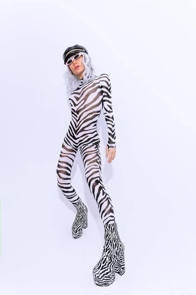 Moda Mankeni Şık Zebra Desenli Beyaz Bir Stüdyoda Poz Veren — Stok fotoğraf