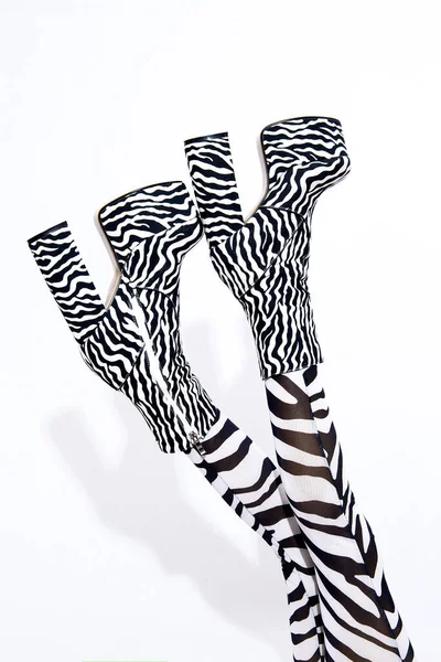 Młody Androgenny Model Dziwaczne Stylowe Zebra Druk Ubrania — Zdjęcie stockowe