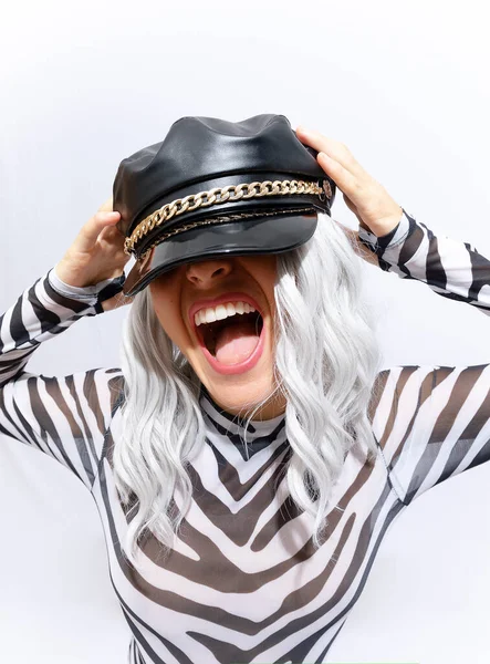 Emotionales Androgenes Blondes Model Freak Stylischer Zebra Print Kleidung Und — Stockfoto