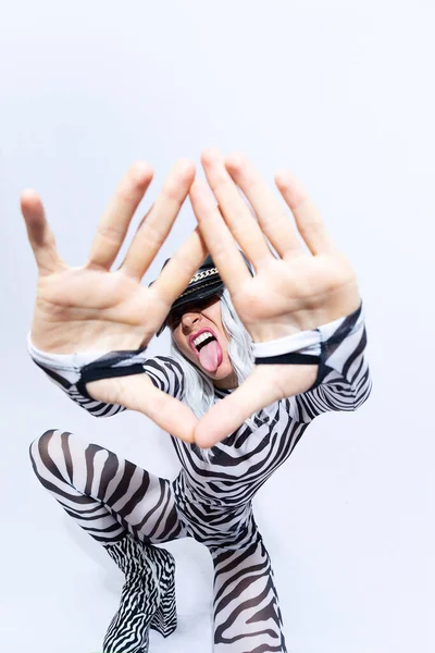 Androgenic Blonde Modell Freak Stylische Zebra Print Kleidung Und Leder — Stockfoto