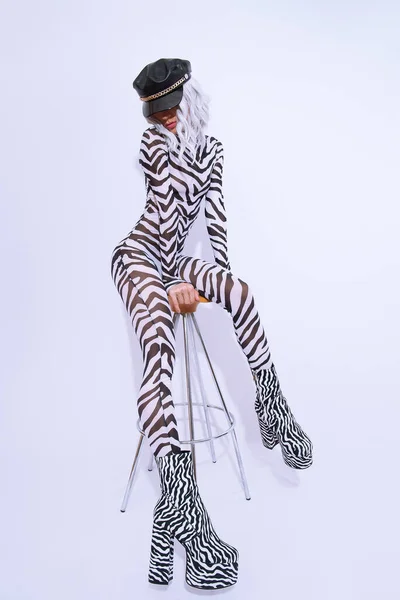 Sensuele Androgene Model Freak Stijlvolle Zebra Print Kleding Lederen Trendy — Stockfoto
