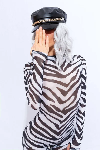 Renkli Zebra Desenli Kıyafetleri Beyaz Bir Stüdyoda Poz Veren Siyah — Stok fotoğraf