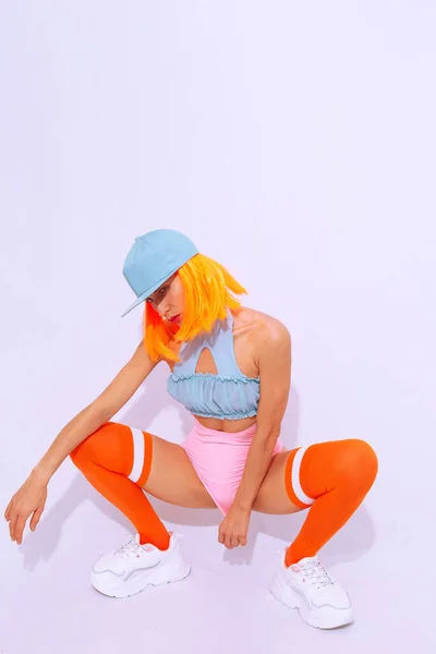 女孩90年代派对嘻哈 健身风格在白色工作室摆姿势 流行的男帽 橙色的头发和长袜 城市和时尚概念 — 图库照片