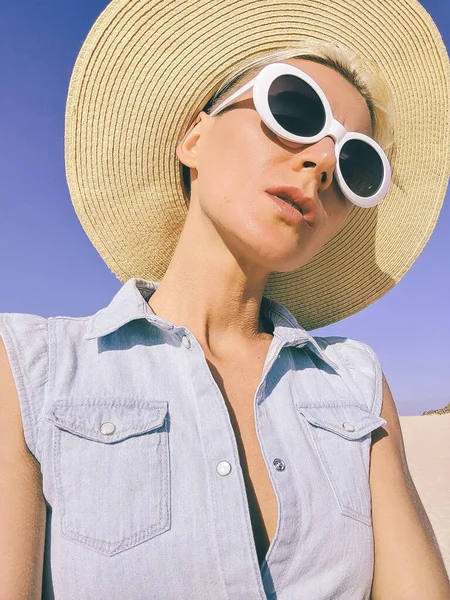 Country Style Meisje Selfie Vakantie Zomer Outfit — Stockfoto