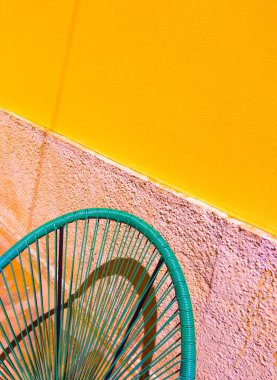 Koltuk tasarımı. Akdeniz 'deki yazlık kafede. Minimalist stil duvar kağıdı