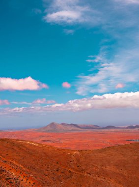 Volkanik çöl ve gökyüzü manzarası. Kanarya adaları. Fuerteventura. Modaya uygun görsel ruhlar duvar kâğıdı. Seyahat kavramı