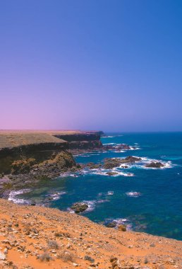 Okyanus kıyısı minimalist geçmişi. Kartpostal izleri, telefon kılıfları, parmak izi tişörtleri için ideal. Kanarya adaları. Fuerteventura. Modaya uygun görsel ruhlar duvar kağıdı