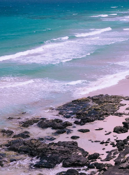 Okyanus Kıyısı Minimalist Arka Planı Kartpostal Izleri Telefon Kılıfları Parmak — Stok fotoğraf