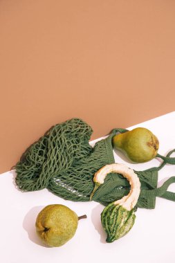 Paketsiz yiyecek alışverişi. Çevre dostu doğal çanta, organik armut ve balkabağı. Sürdürülebilir yaşam tarzı, sıfır atık konsepti. Plastiksiz ürünler. Tekrar kullan, en az, azalt, reddet. Üst görünüm duvar kağıdı