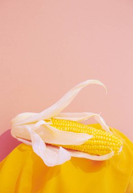 Sıfır atık stil minimalist sahne. Kağıt üzerinde organik mısır ve tekstil dekoru. Çevre dostu ve konsepti yeniden kullan. Durgun yaşam tarzı