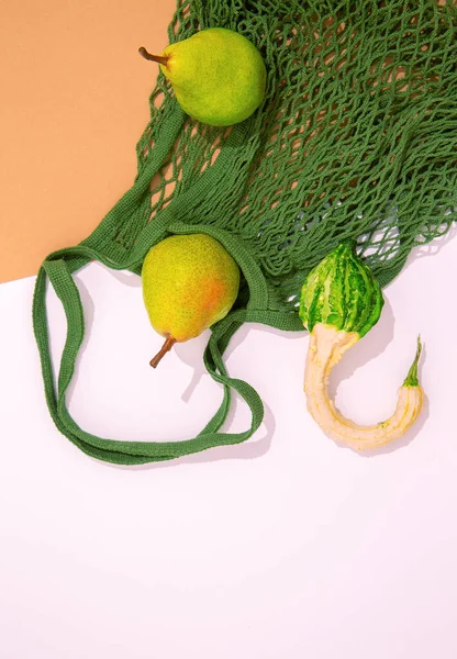 零浪费时尚壁纸 环保袋 有机南瓜和梨 生态友好和重用的概念 顶部视图 — 图库照片