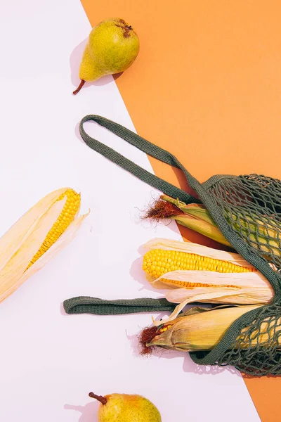 零浪费购物概念 纺织品网袋 有机玉米和梨中的杂货 顶部视图 — 图库照片