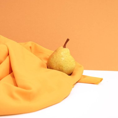 Sonbahar sezonu minimalist sahnesi. Organik armutlar ve ipek tekstil dekoru. Sıfır atık, biyoloji, ekolojik stil konsepti. Durgun hayat