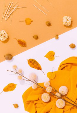 Sonbahar Kış arka planı. Sonbahar brunch dekoru, yaprak ve kumaş. Modaya uygun kahverengi sarı renkler. Estetik mevsimlik asgari duvar kağıdı