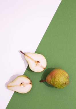 Sonbahar sezonu minimalist sahnesi. Siyah beyaz arka planda organik armutlar. Sıfır atık, biyoloji, çevre, vegan konsept. Kaliteli düz yatak