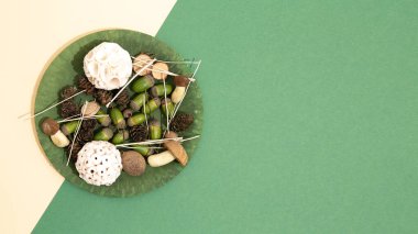 Sonbahar minimalist geçmişi. Sonbahar dekorasyon tabağı. Taze renkler karışımı. Mevsimlik stil düz yatak afişi, maket