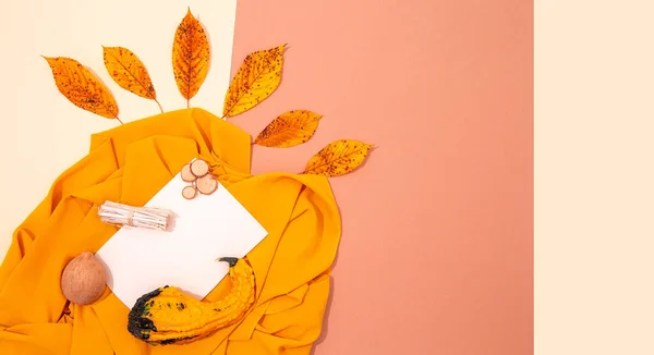 秋天冬季简约的背景秋天的叶子和南瓜装饰和黄色丝绸面料 时髦的棕色 米色混合在一起 季节性风格的横幅模拟 — 图库照片