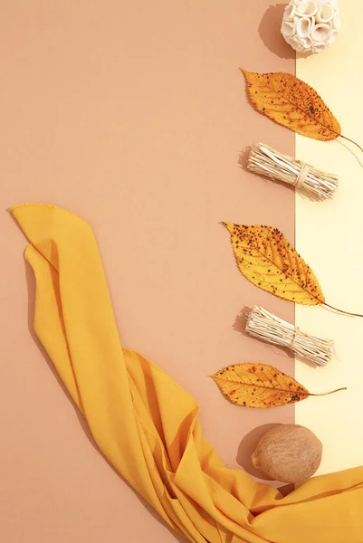 秋季冬季简约背景秋叶装饰和黄色丝绸面料 时髦的棕色黄色米色阴影 季节性风格的墙纸 — 图库照片