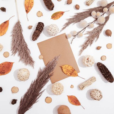 Sonbahar brunch dekoruyla Kış mevsiminde rahat bir arka plan oluşturun. Moda bej kahverengi renk tonları. Minimalist mevsimlik estetik