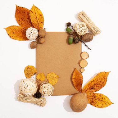 Sonbahar yapraklı brunch dekoru ile Kış mevsimi konforlu düz yatış. Asgari mevsimlik estetik sahne