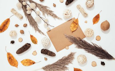 Sonbahar brunch dekoru ile Kış mevsimi konforlu düz yatış. Moda bej kahverengi renk tonları. Minimalist mevsimsel estetik bayrak