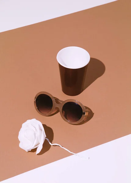 Minimal Mode Stillleben Szene Trendy Retro Sonnenbrille Als Accessoire Weißbeige — Stockfoto