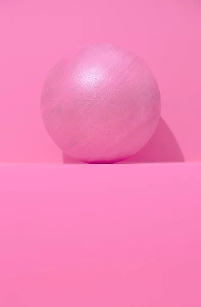 Минимальный Мяч Розовом Модном Пространстве Теней Мода Натюрморт Искусство Геометрическая — стоковое фото
