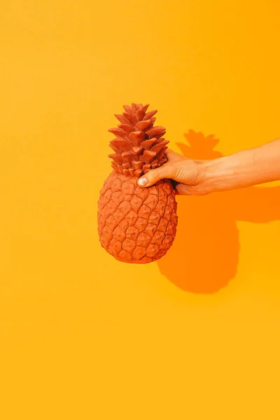 Mano Sosteniendo Piña Creativa Sobre Fondo Amarillo Mínimo Bodegón Con — Foto de Stock