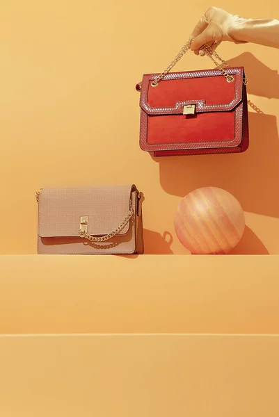 Stilvolle Vintage Tasche Auf Gelbem Regal Laden Minimale Stillleben Szene — Stockfoto