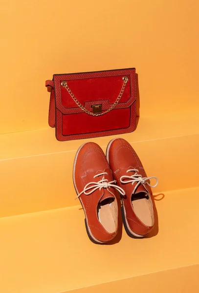 Stilvolle Vintage Tasche Und Schuhe Auf Gelbem Regal Laden Minimal — Stockfoto