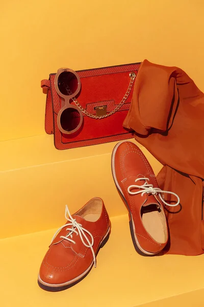 Stilvolle Vintage Tasche Und Schuhe Auf Gelbem Regal Laden Trendige — Stockfoto
